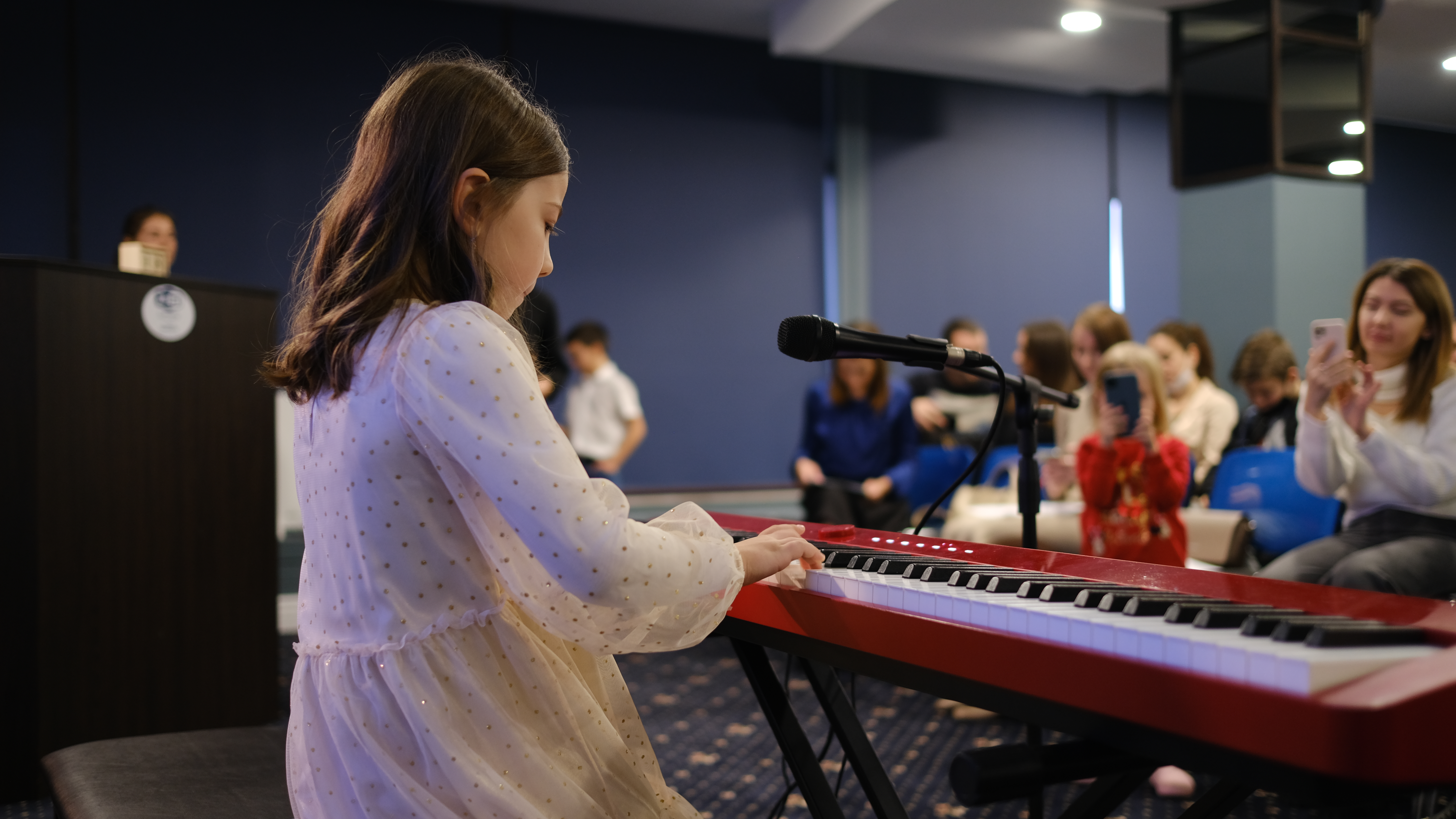 Учениця грає на концерті i'm free