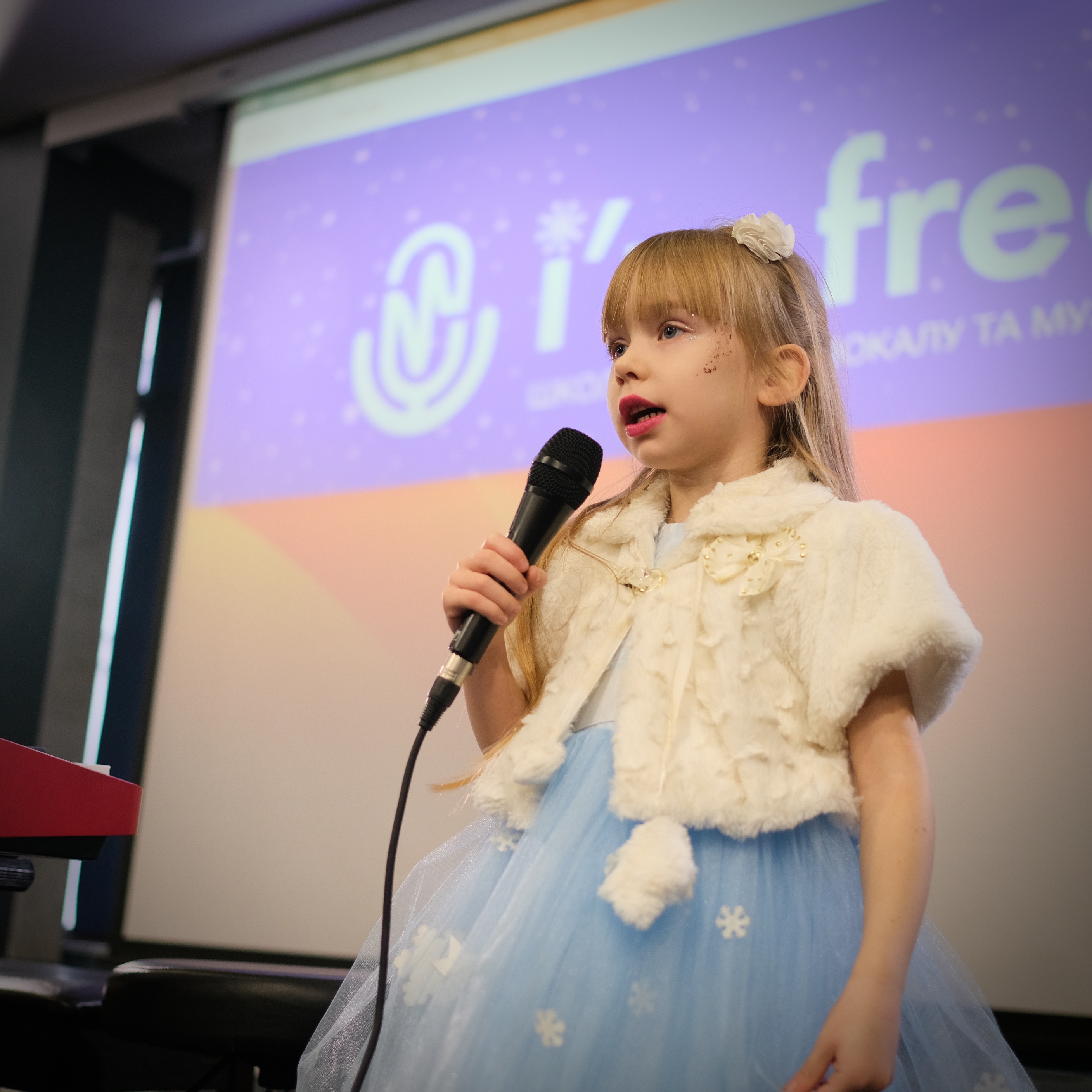 Учениця співає на концерті i'm free