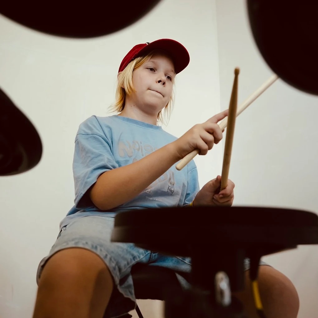 Учень грає на барабанах у i'm free