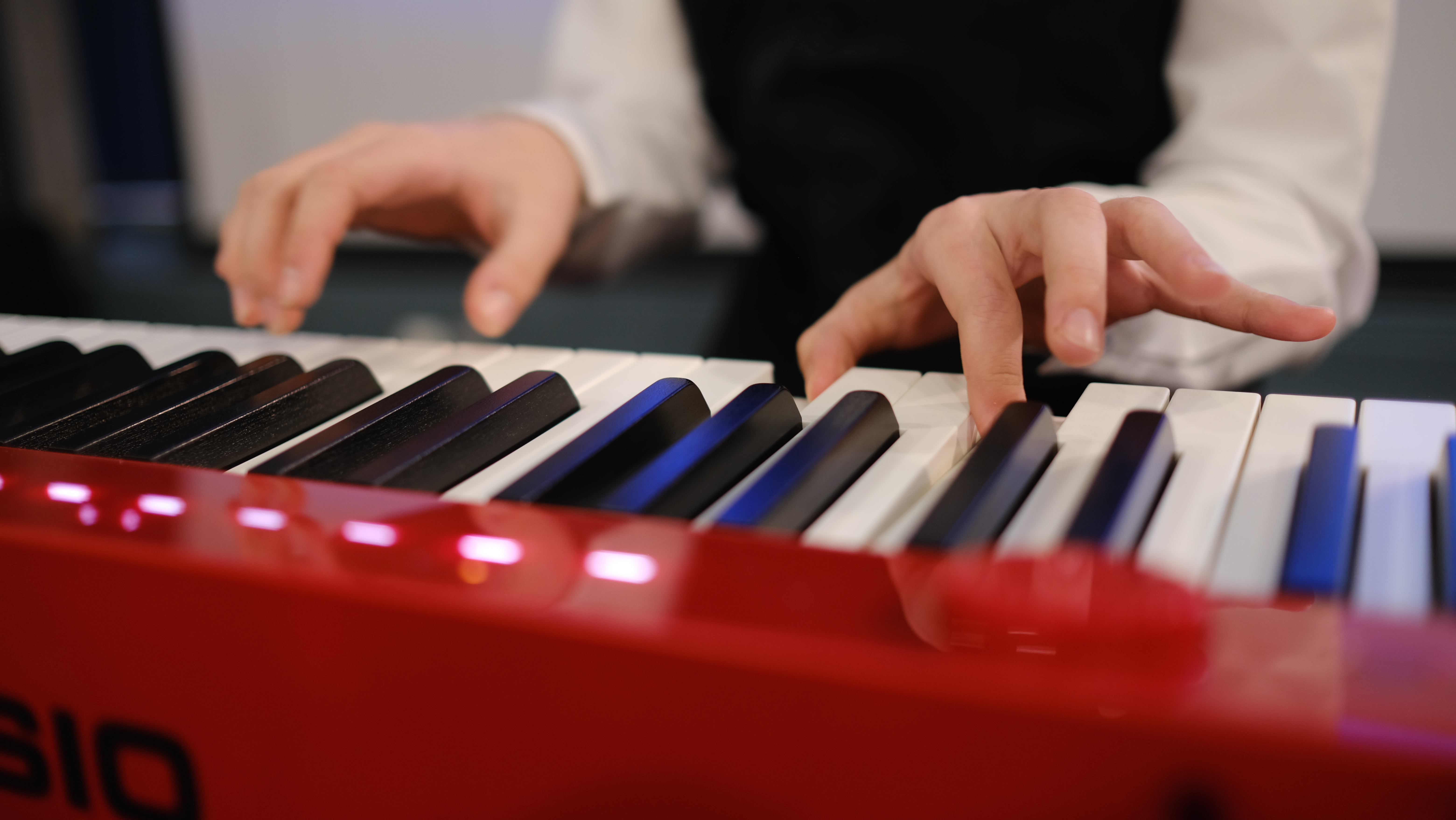 Руки на клавішах Casio