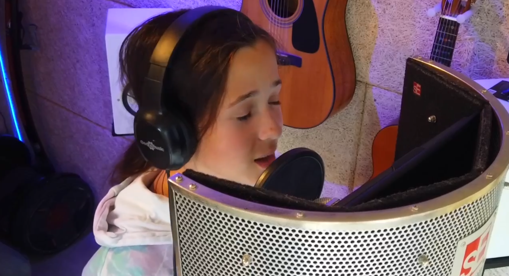 Учениця записує вокал у студії i'm free